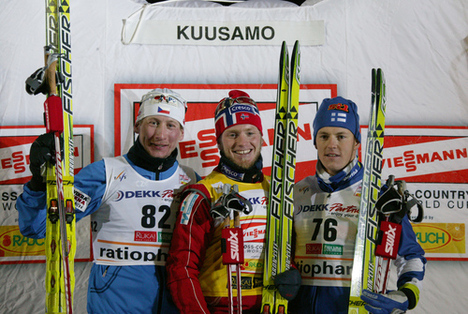 MARTIN JOHNSRUD SUNDBY vann, Lukas Bauer (t v) tvåa och Sami Jauhojärvi trea i Kuusamo. Foto: KJELL-ERIK KRISTIANSEN