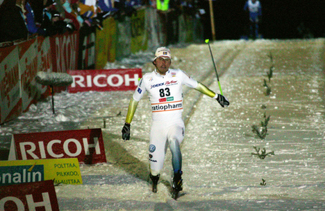 JOHAN OLSSON i mål i Kuusamo. Foto: KJELL-ERIK KRISTIANSEN